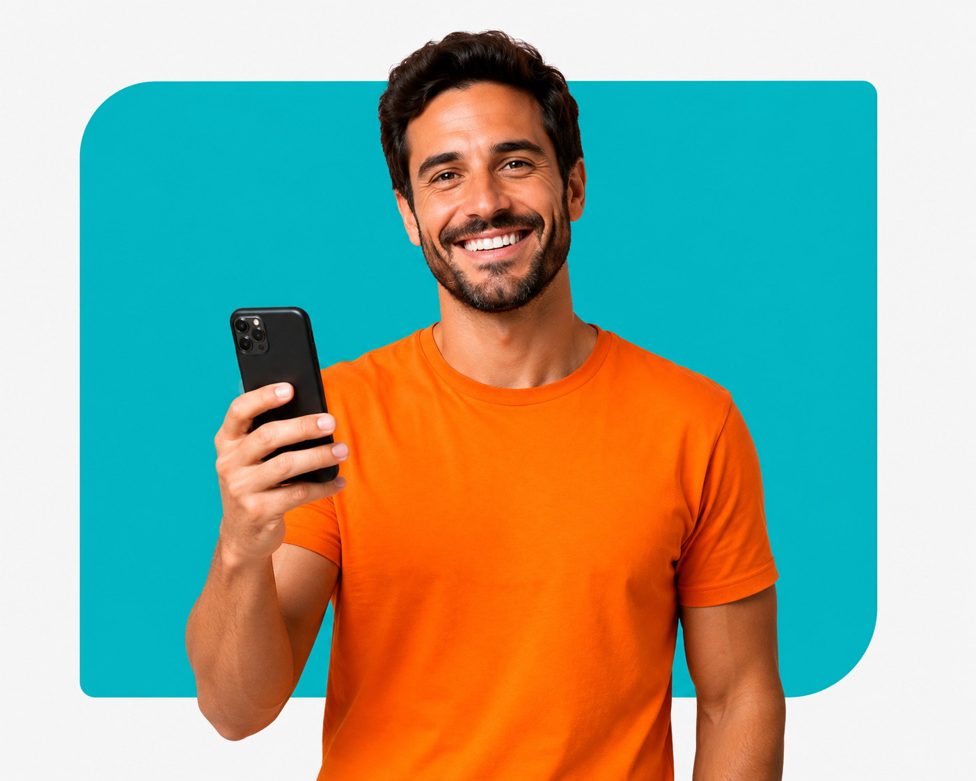 Homem sorridente olhando o saldo do FGTS no celular